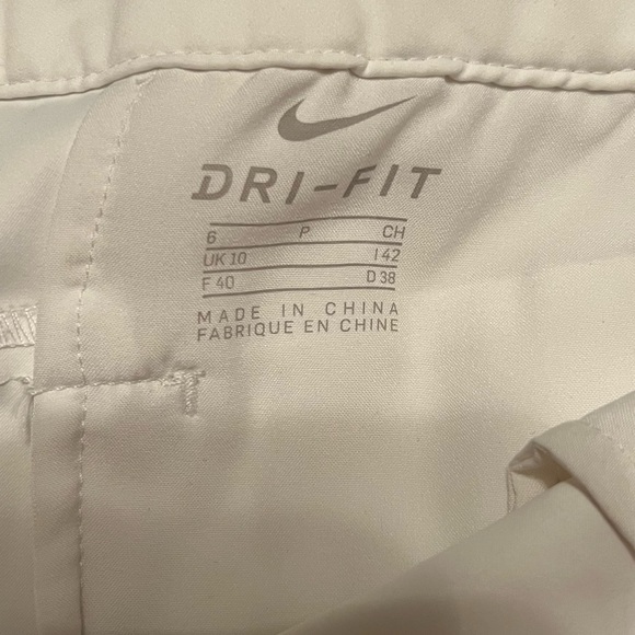 Nike dry fit women’s golf shorts - Picture 2 of 3